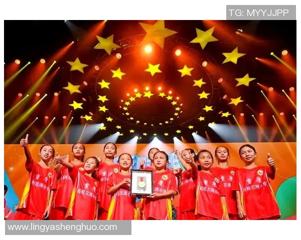 足球明星盛装出席颁奖典礼合影留念展现风采与荣耀